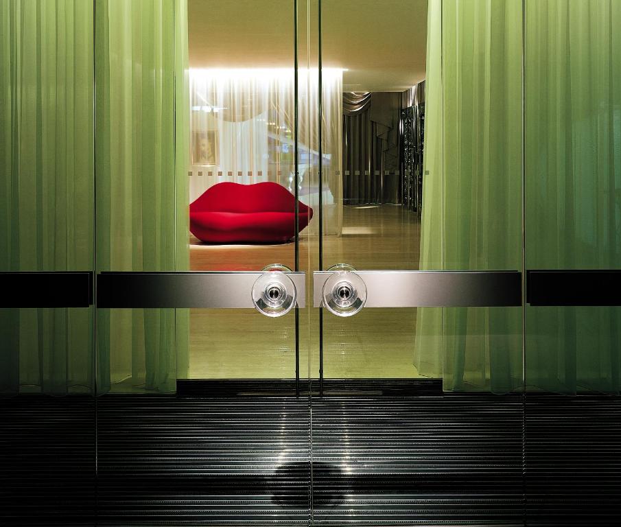 伦敦Sanderson London的玻璃淋浴间,红色座椅在房间内