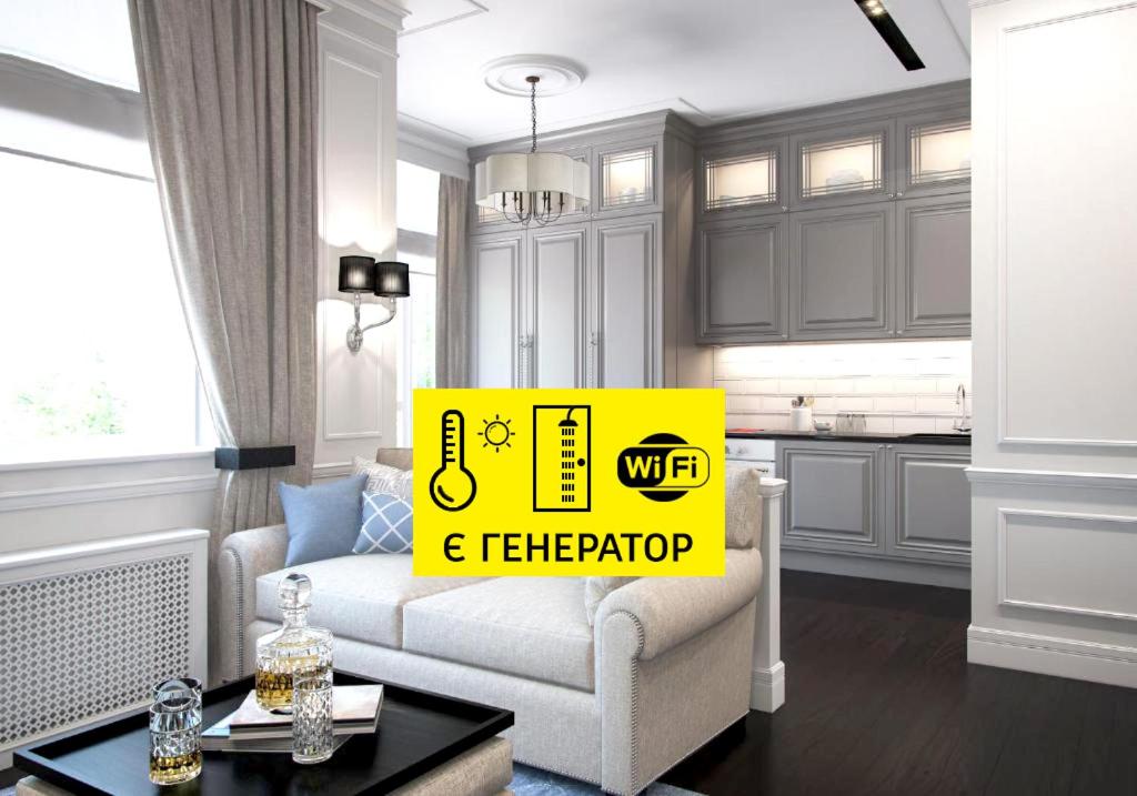 敖德萨维玛尔公寓的客厅配有白色沙发和黄色标志