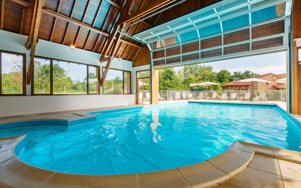 贝尔热拉克勒克洛斯德维格尼斯拉格朗日度假酒店的一座室内蓝色海水游泳池