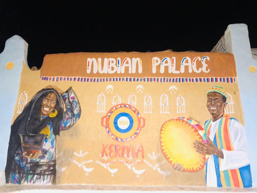 阿斯旺Nubian palace的一块蛋糕,上面写着一个男人和一个女人的印第安人宫殿