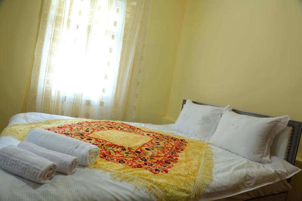 Registan Center Hotel客房内的一张或多张床位