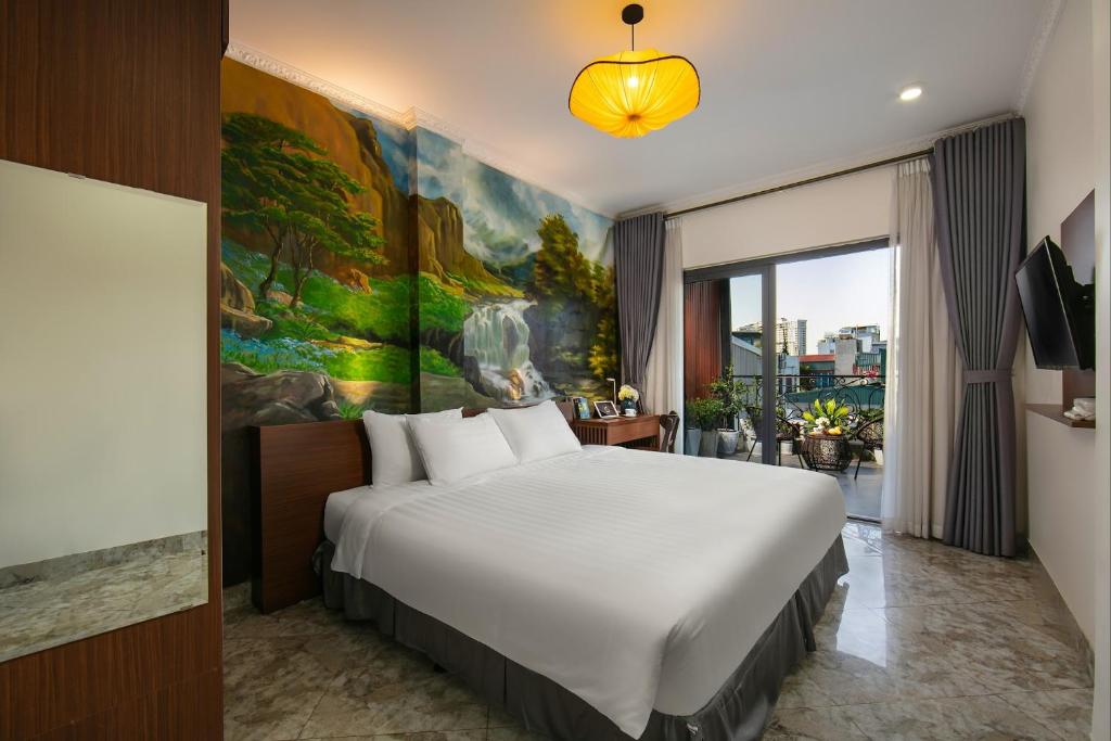 河内Hanoi La Cascada House & Travel的卧室配有一张白色大床和一张大画