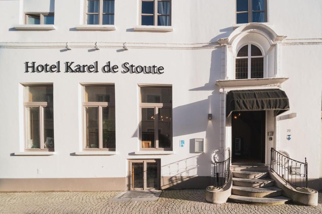 布鲁日Hotel karel de stoute的一座白色的建筑,设有酒店K型商店