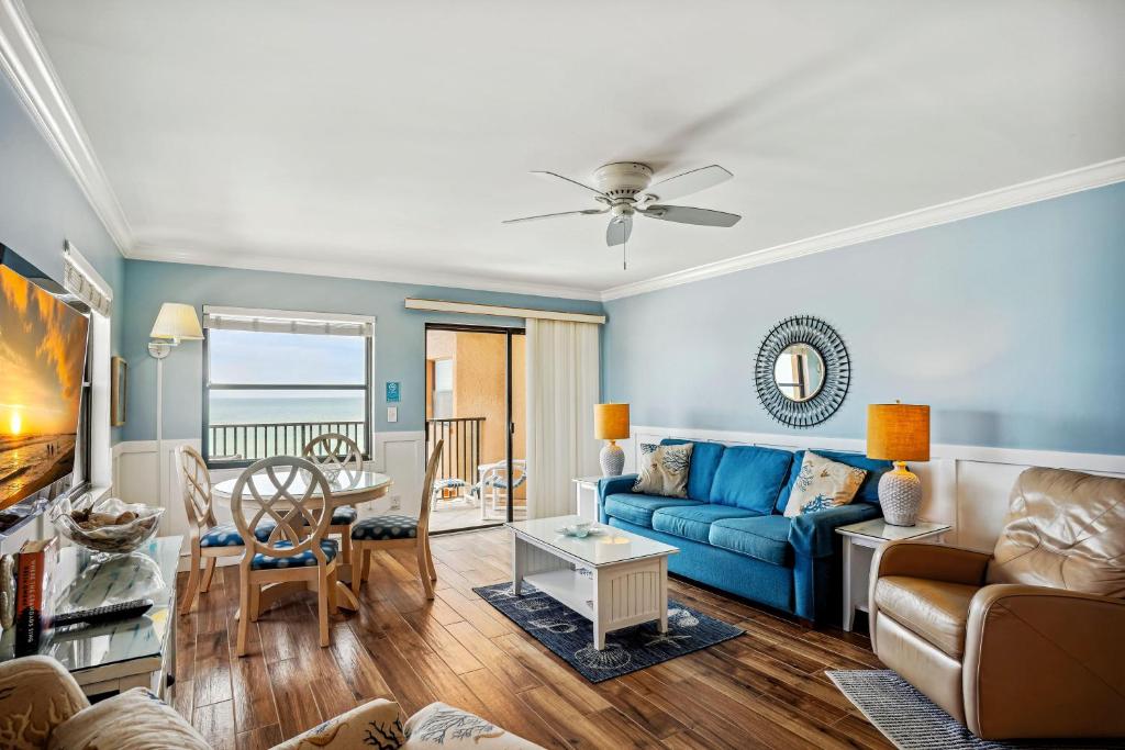 圣徒皮特海滩Emerald Isle 401 - Premier的客厅配有蓝色的沙发和桌子
