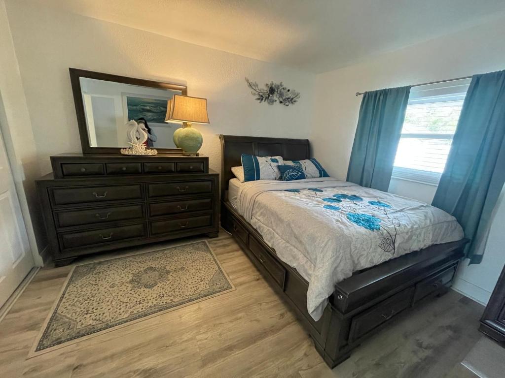 可可比奇Bright and Beachy 2Bed 1Bath Home - Unit 210的一间卧室配有一张带梳妆台和镜子的床