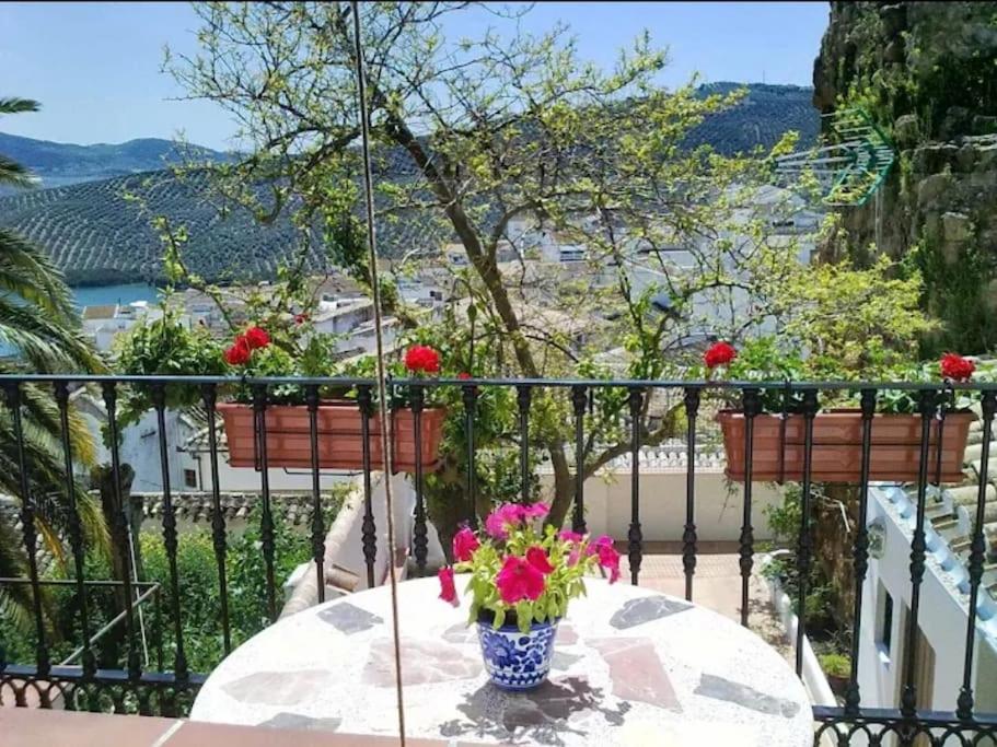 伊斯纳哈尔La Villa, Alojamiento Rural的阳台上的花瓶桌子