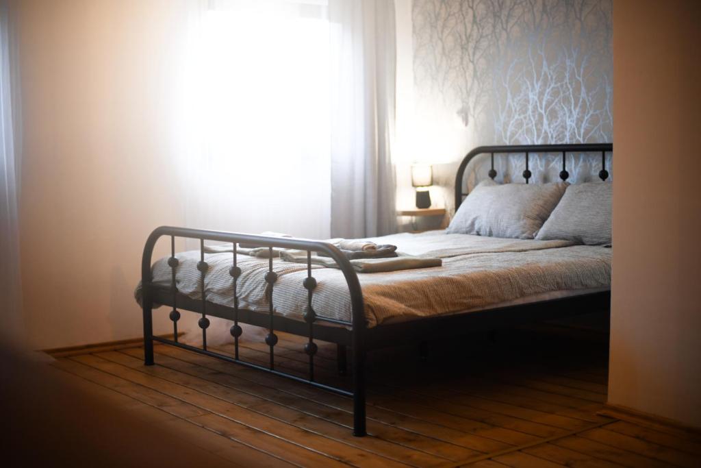 BatinaEast Mountain Villa的卧室内的一张床位,带窗户