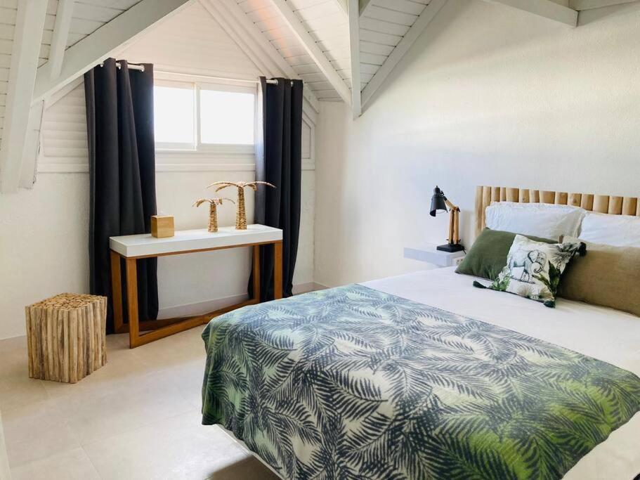 Baie NettleLove Spot Appartement的一间卧室设有一张大床和一个水槽