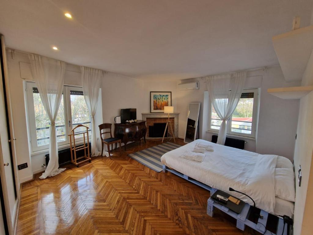 罗马ELEGANT ROOMS PARIOLI的卧室配有一张床、一张书桌和窗户。