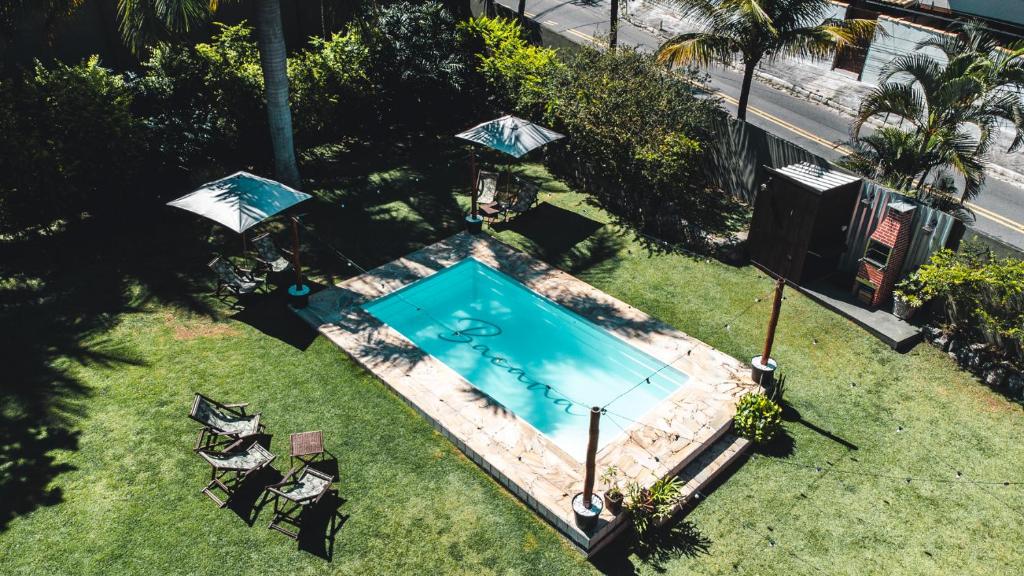 布希奥斯Bacana Hotel Boutique的游泳池在草地上方的景色