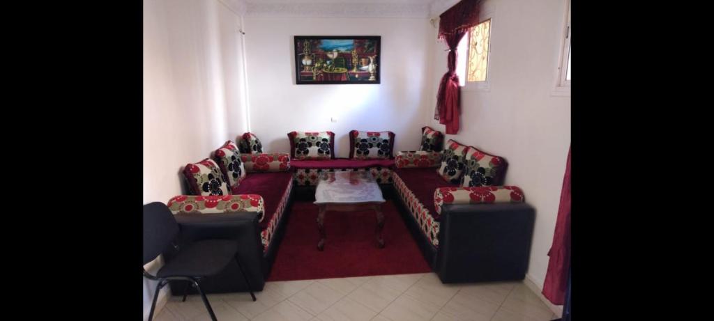 阿加迪尔Appartement meublé près du grand souk Elhad的带沙发和桌椅的客厅