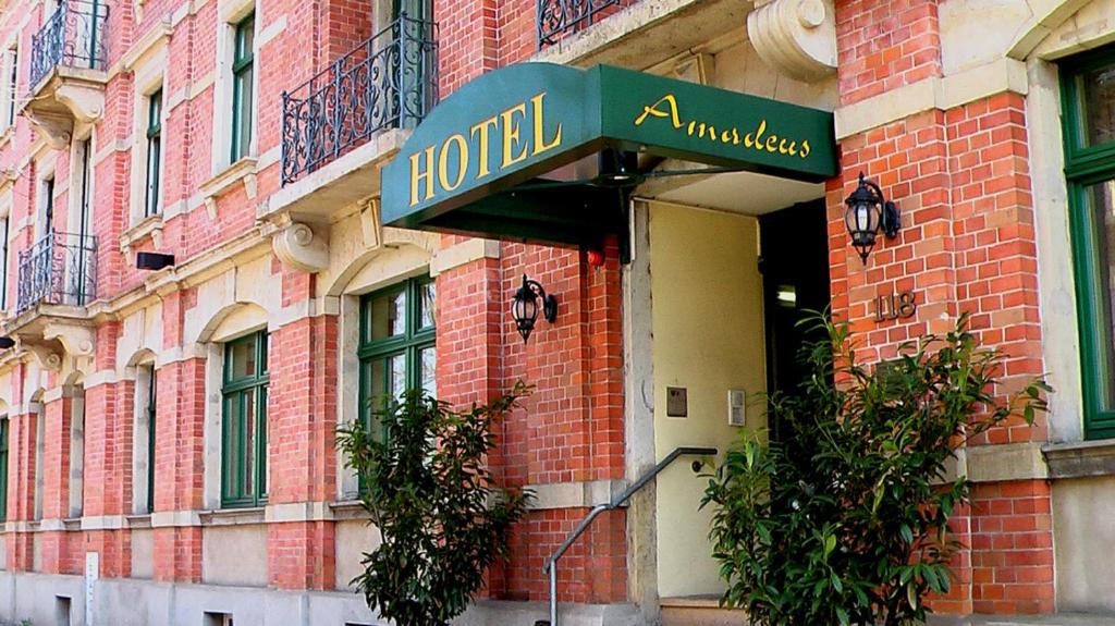 德累斯顿Hotel Amadeus Dresden Neustadt的砖楼一侧的酒店标志