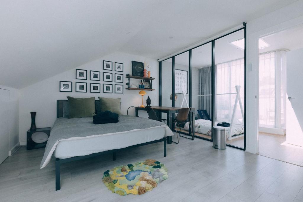 悉尼‘The Lumos’ Designer home Close to Olympic Park的一间卧室配有一张床和一张桌子