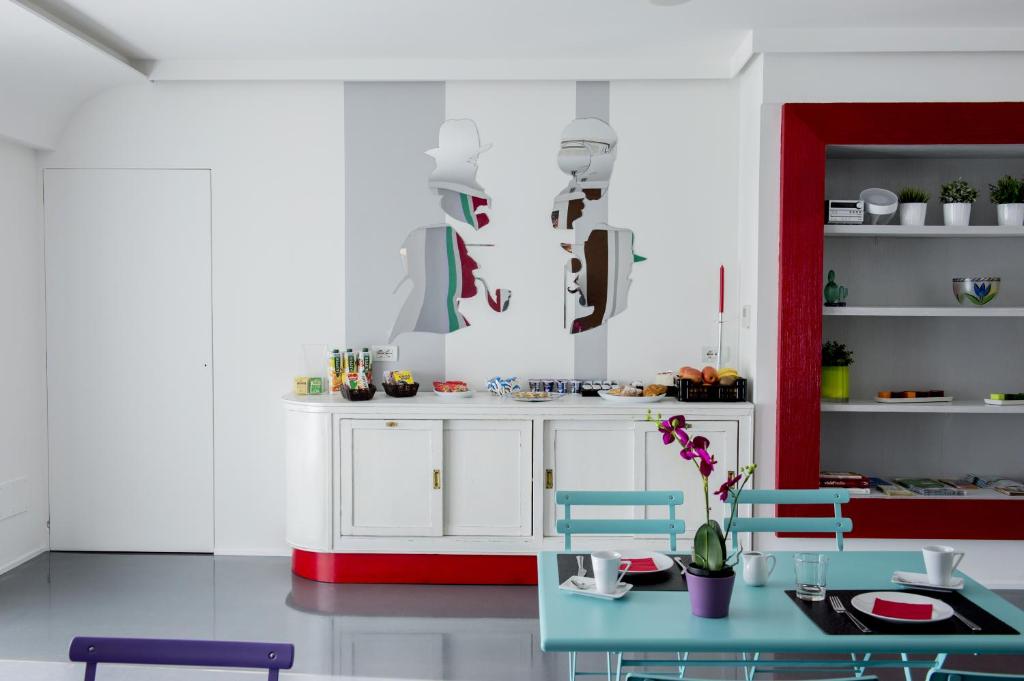 阿雷佐Il Castelluccio的厨房配有白色橱柜和蓝色桌子