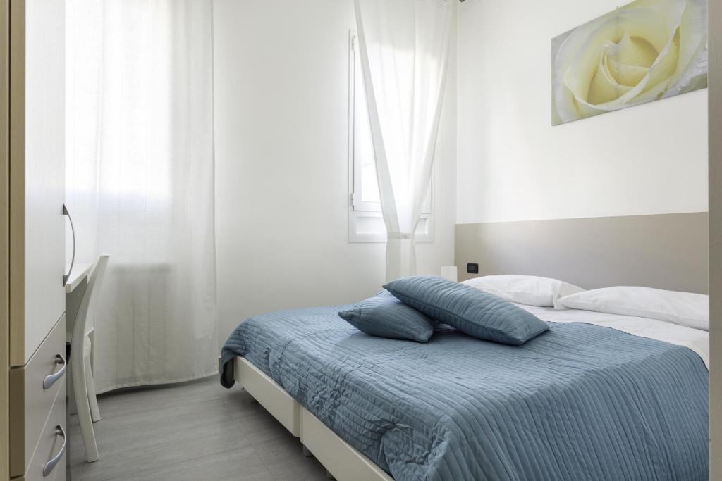 梅斯特Easy Venice Rooms 1-2的一间卧室配有一张带蓝色枕头的床。