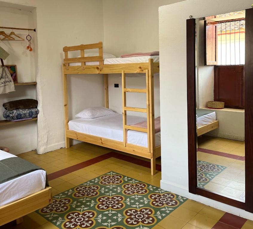 萨帕托卡La Casona Espacio Bonito的一间设有两张双层床和地毯的房间