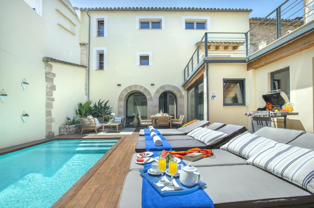 波连斯萨Owl Booking Villa Alvarez - Luxury Retreat的一个带游泳池的庭院和别墅