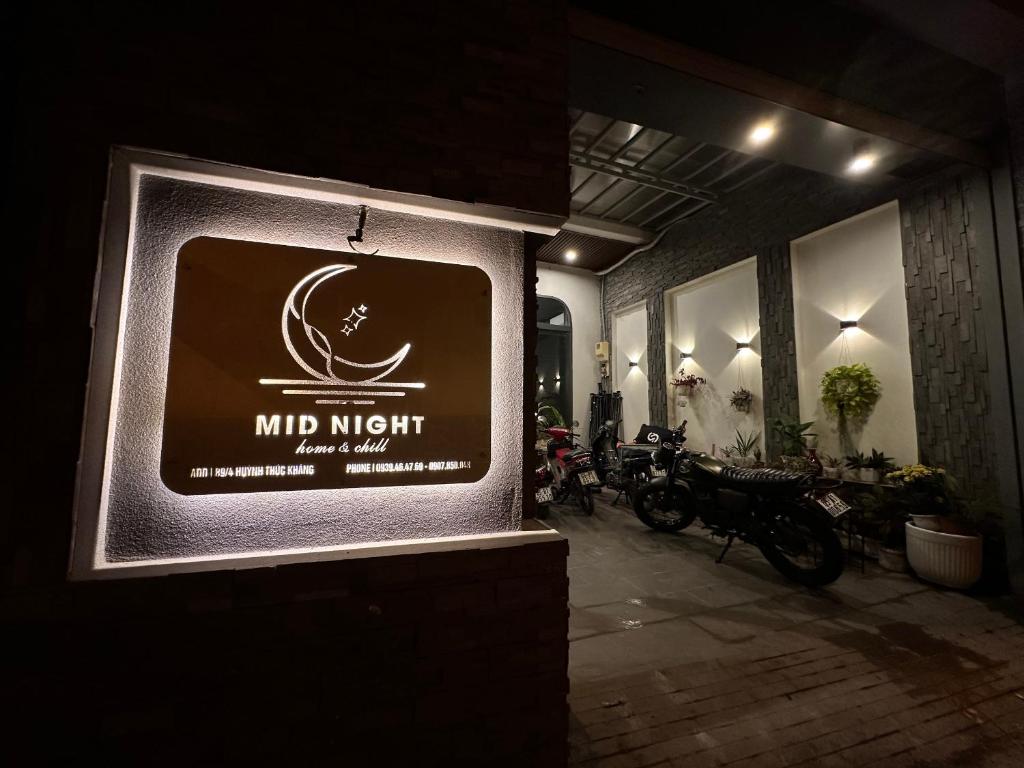 芹苴MID NIGHT的建筑物边一个午夜的标志