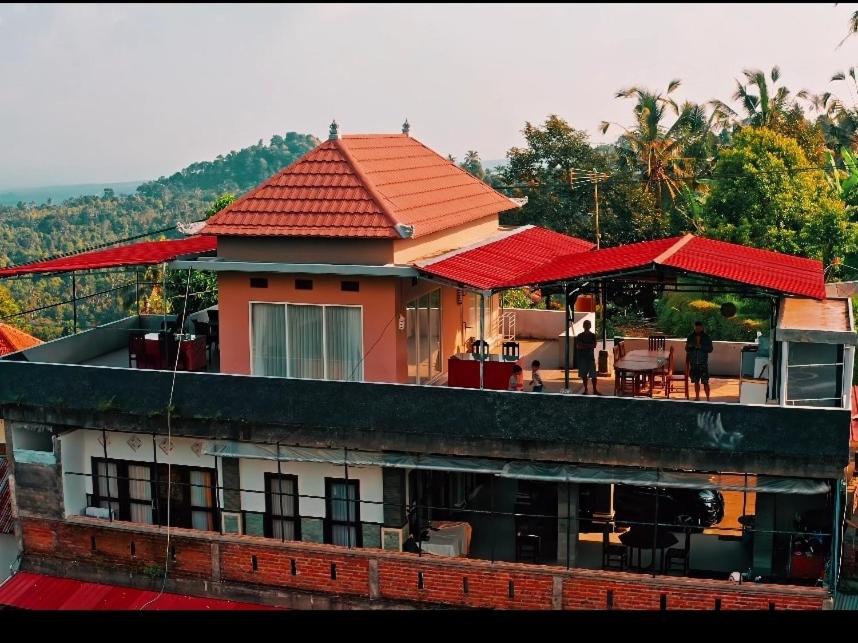新加拉惹Sekumpul BnB的屋顶上有一个红色屋顶的房子