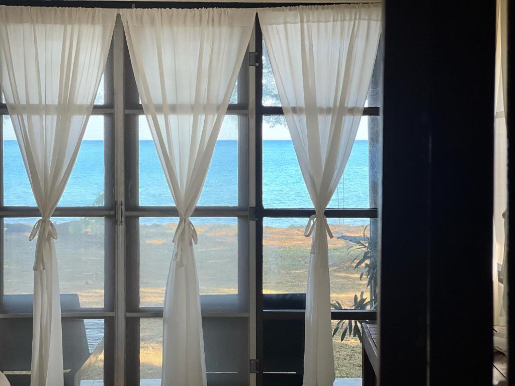 麦岛麦岛塔莱时光宾馆的从窗户可欣赏到海景