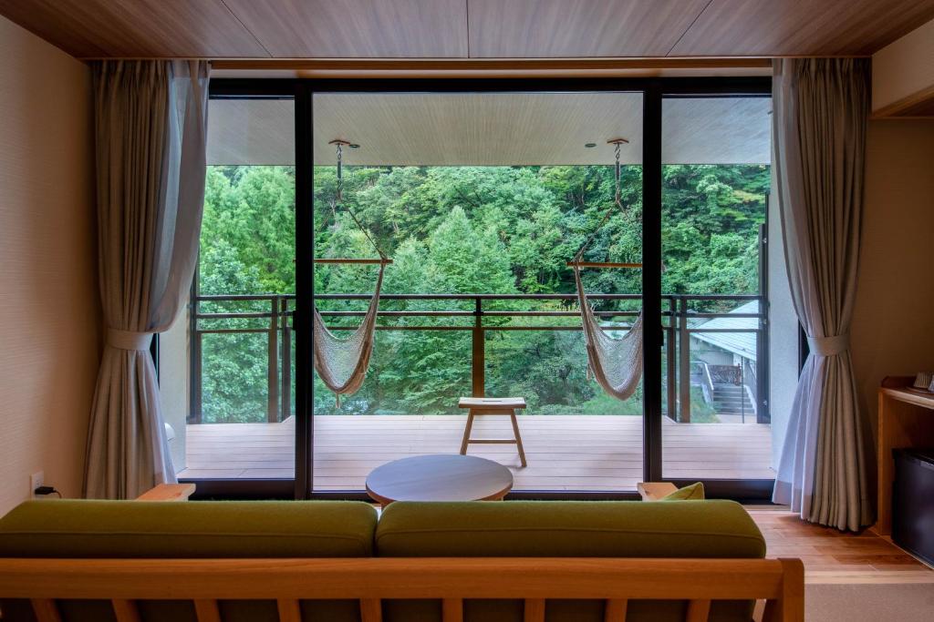 仙台作并温泉沙龙位置墓酒店的客厅在大窗户前配有绿色沙发