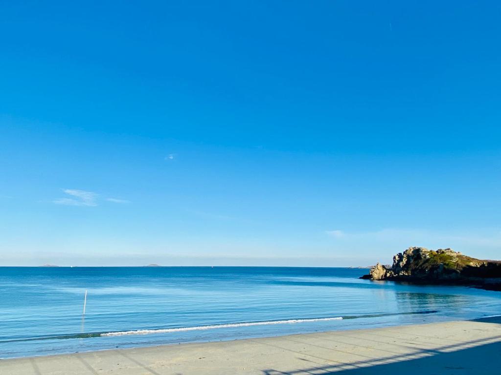 佩罗斯-吉雷克Appartement N°8 Vue Mer, Perros Guirec的海滩上可欣赏到海景