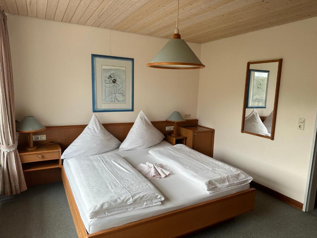 特赖斯-卡尔登Mike‘s Mosel Lodge的一间卧室配有白色床单