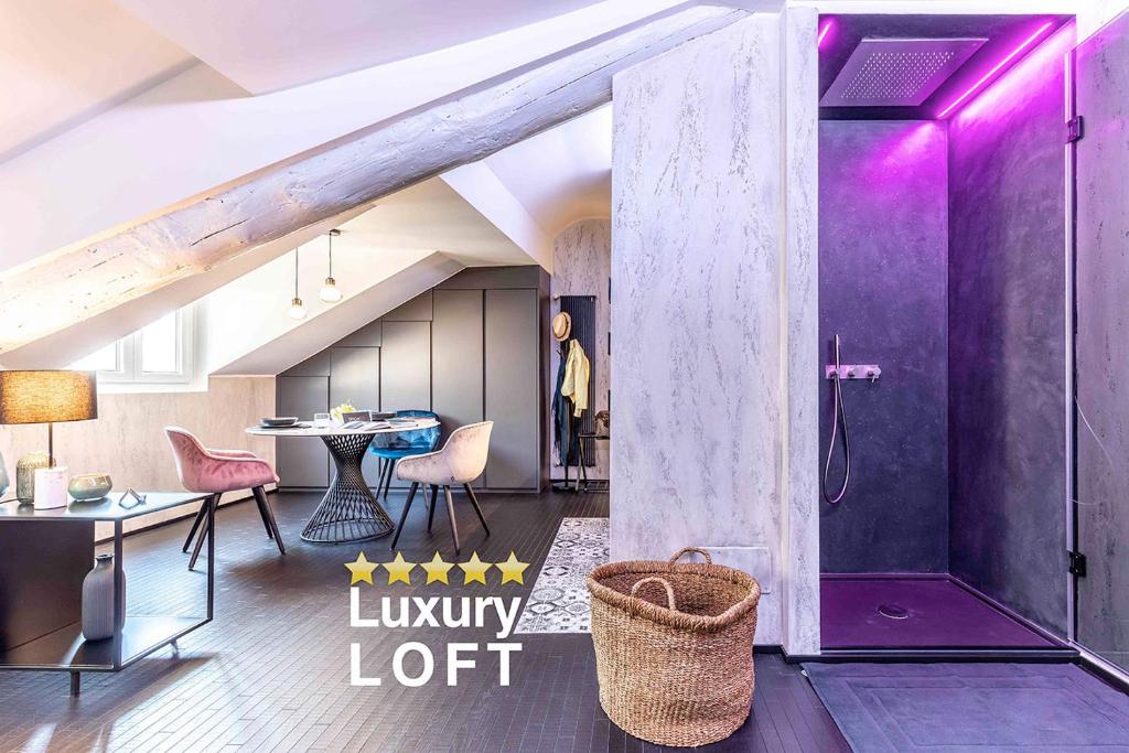 米兰VIA DELLA SPIGA N50 - Luxury Loft in the Heart of the Fashion District的客厅设有紫色墙壁和桌椅