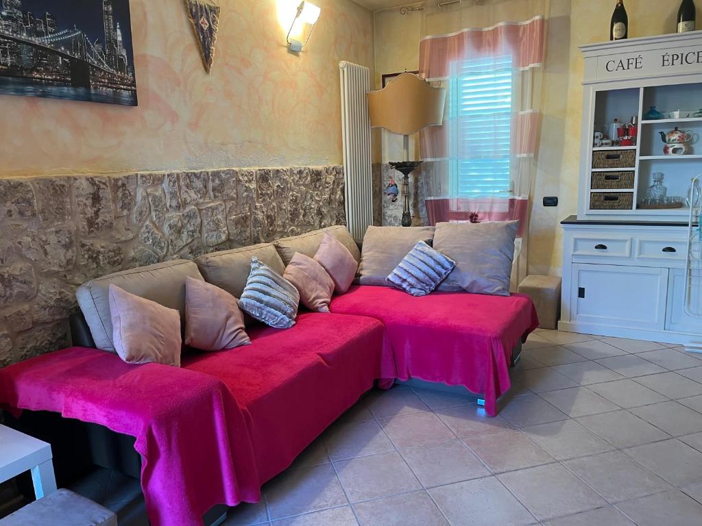 阿尔恩纳梅塔图Perfetto relax的客厅里一张带粉红色垫子的沙发