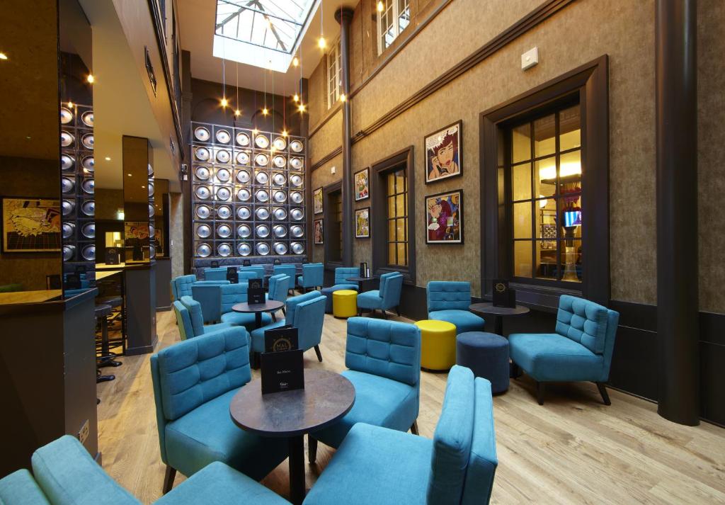 格拉斯哥马尔马逊格拉斯哥酒店的一间设有蓝色椅子和桌子的等候室