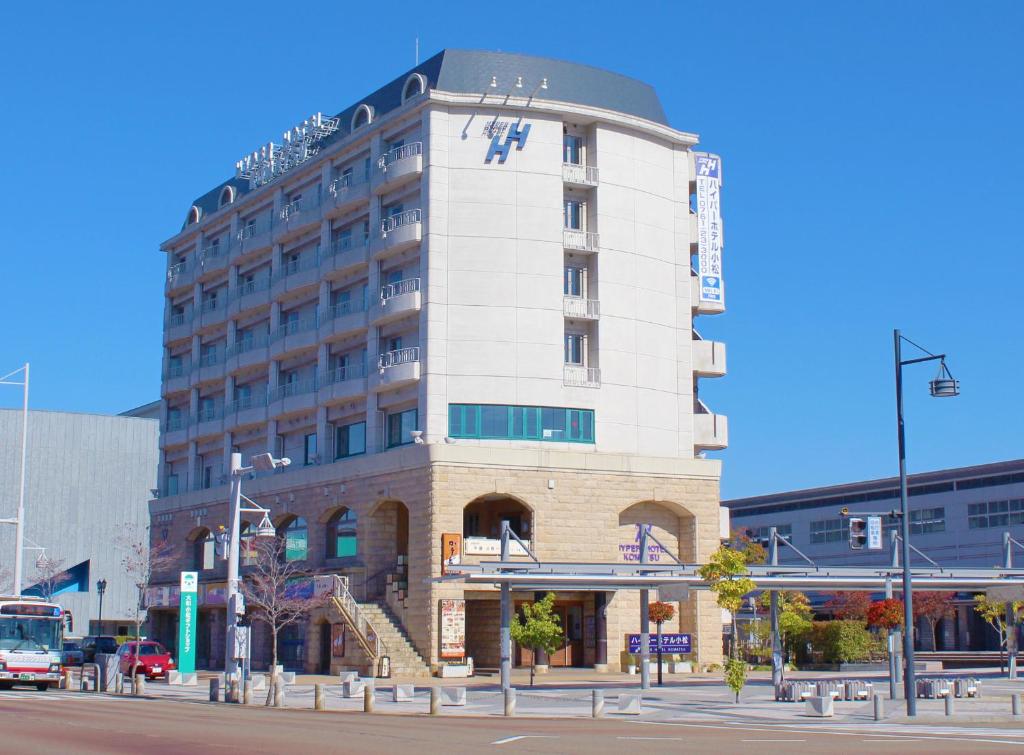 小松市Hyper Hotel Komatsu的城市街道上的建筑