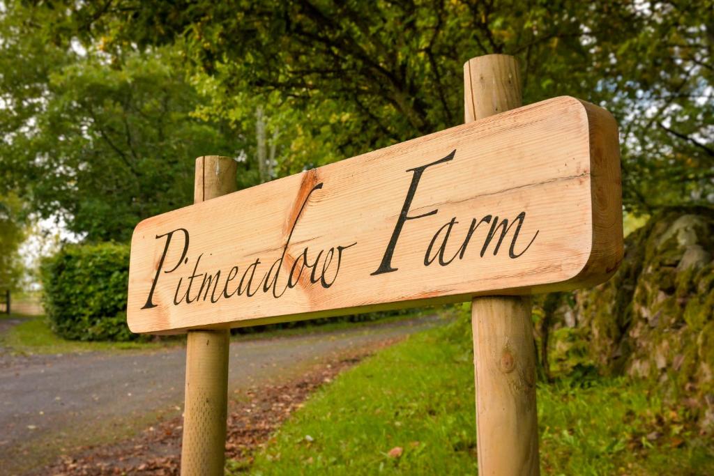 DunningThe Steading at Pitmeadow Farm的读到铅笔农场的木标