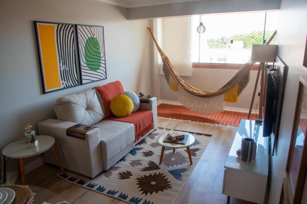 圣路易斯Ap Cozy Calhau prox PRAIA的带沙发和吊床的客厅