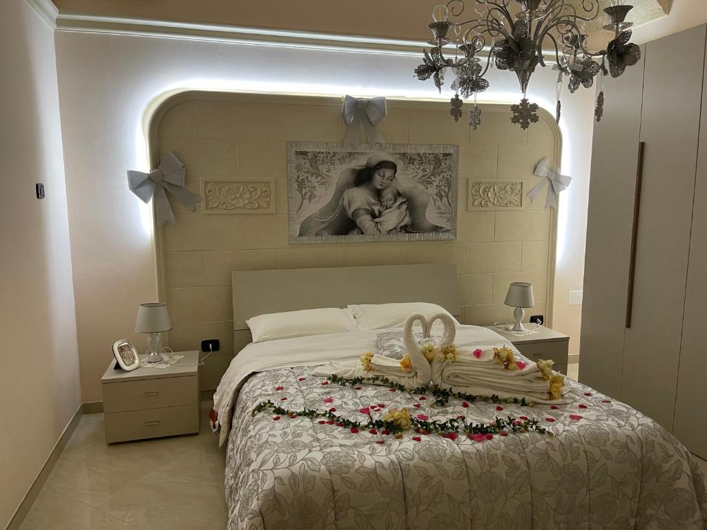 圣潘克拉齐奥萨伦蒂诺"Lu Barocco" a soli 10 min da Torre Lapillo的卧室配有一张带女性照片的床