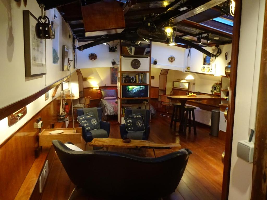 阿姆斯特丹Anna Houseboat的客厅配有桌子和一些椅子