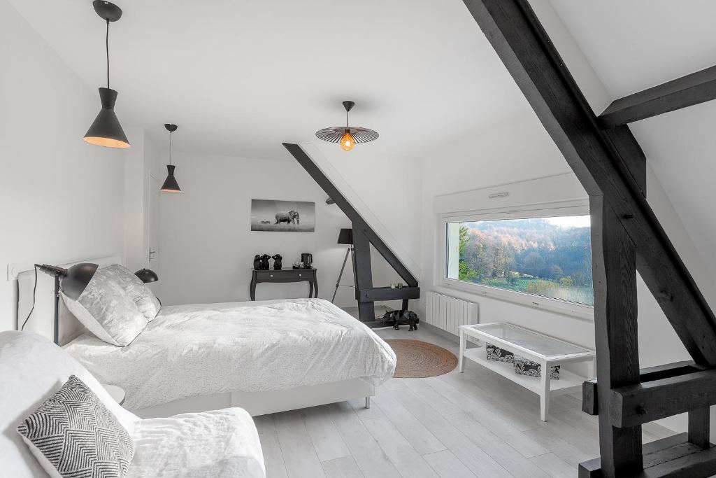 SavigniesAu Domaine Cru的白色的卧室设有床和窗户