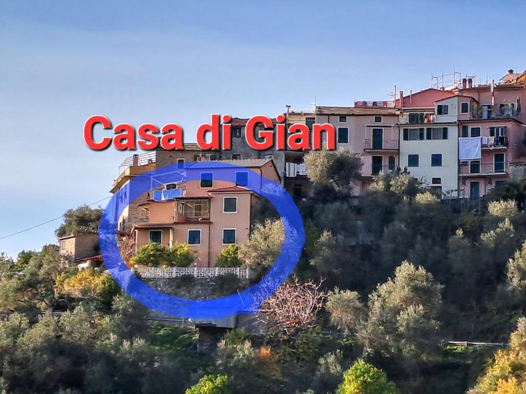 莱万托Casa di Gian的山丘上的房子,上面写着“cas del gain”