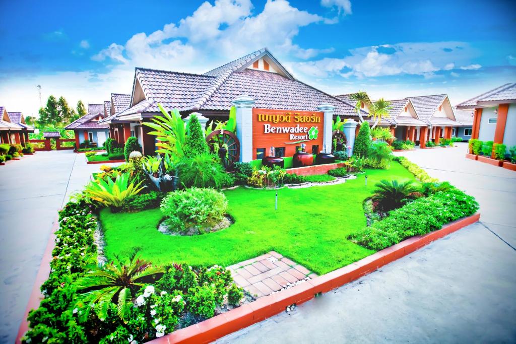 盘蓬芭堤雅贝恩瓦德度假酒店的前面有草坪的房子