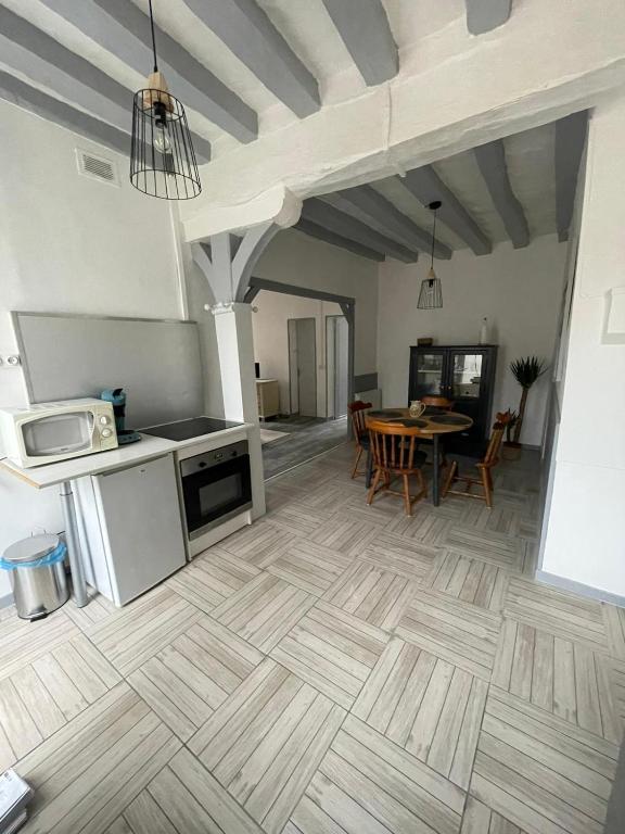 ToucyMaison face à l'eglise的厨房和用餐室,铺有木地板