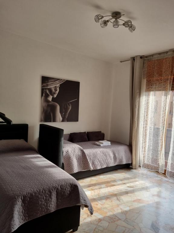 蒙法尔科内Alloggio Orchidea的一间卧室设有两张床和窗户。