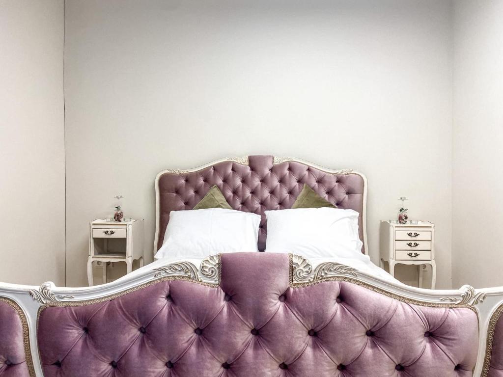维尔纽斯Krioklio Namelis Verkiuose的一间卧室配有一张带2晚台的紫色床