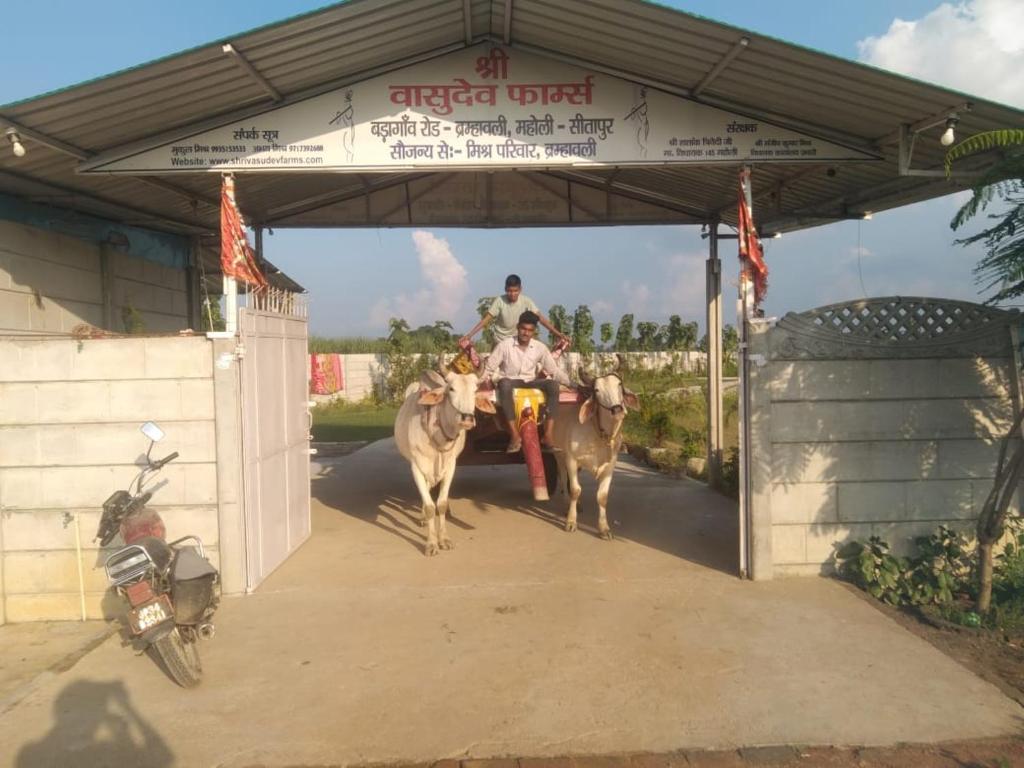 Shri Vasudev Farms的一群骑驴离开车库的人