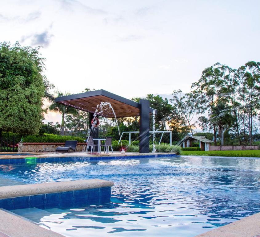 金巴亚Finca Hotel Casa Nostra, villa Mariana的庭院内带凉亭的游泳池