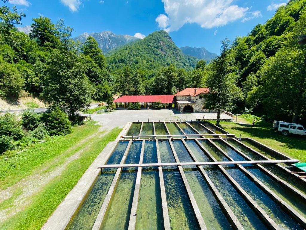 DeçanPerroi Shqiptar的享有山脉火车轨道的空中景观