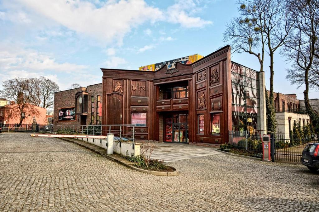 托伦巴耶波莫尔斯基剧院旅馆的街道边的一座大型木结构建筑