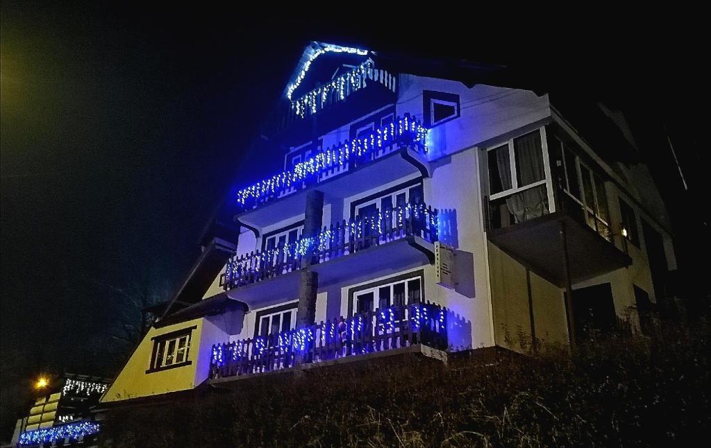 瓦特拉多尔内Apartament Sarco的建筑的侧面有蓝色的灯光