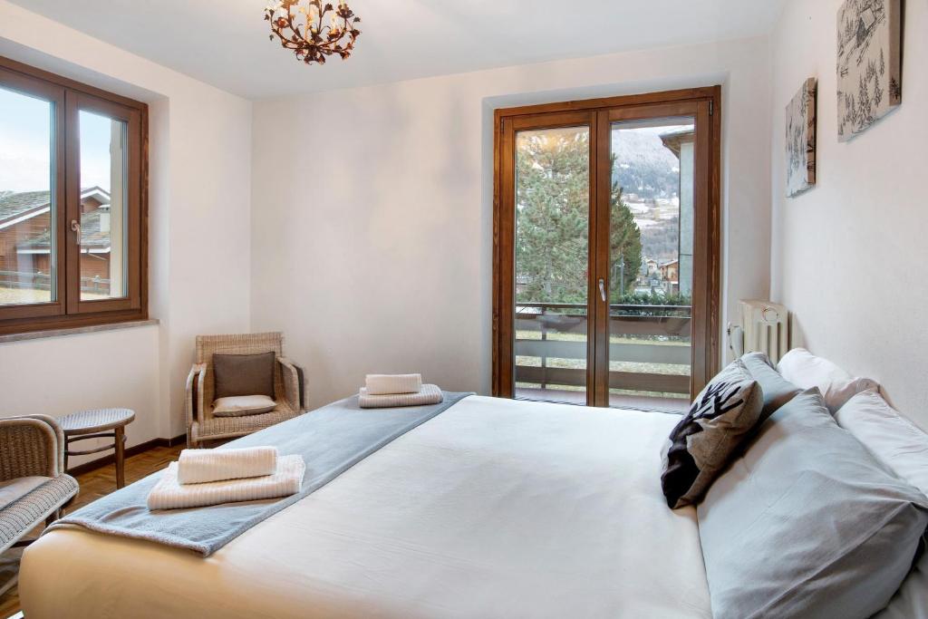 博尔米奥Casa Rossella的一间卧室设有一张大床和一个窗户。