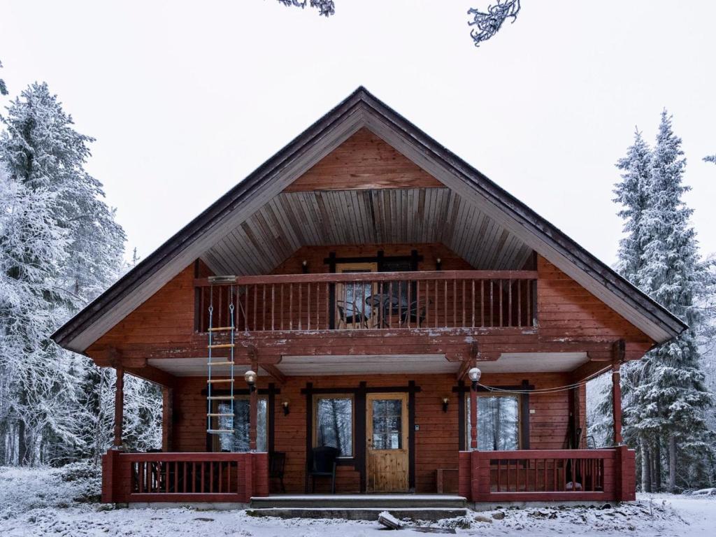 NissiHoliday Home Hillakumpu by Interhome的雪中树林里的小木屋