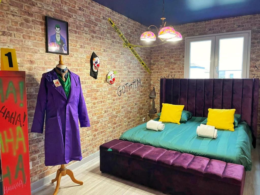 朗维克NEW - Bat'Appart - DIJON - Insolite的卧室配有一张位于砖墙内的紫色床