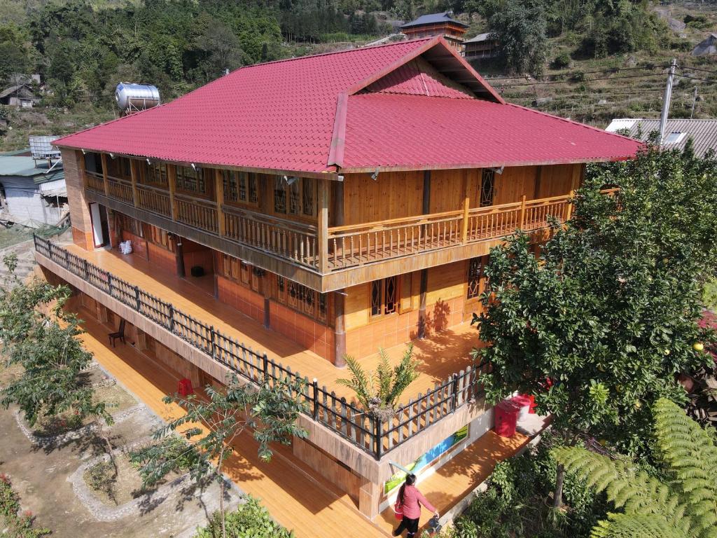 萨帕Muong Hoa Hmong Homestay的享有红色屋顶建筑的上方景色